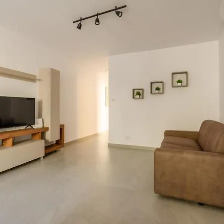 F42 Private Bedroom Ensuite Share Flat Gzira