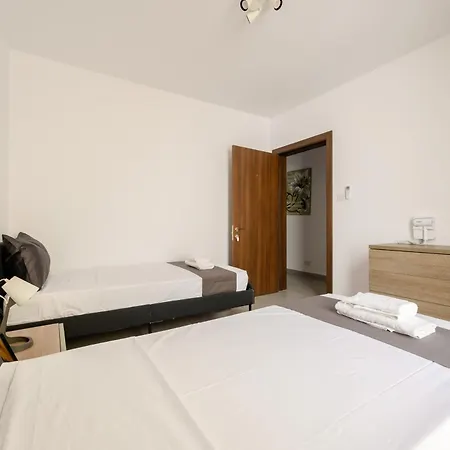 F42 Private Bedroom Ensuite Share Flat بيت ضيافة *