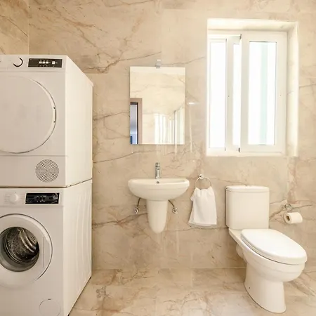 F42 Private Bedroom Ensuite Share Flat بيت ضيافة