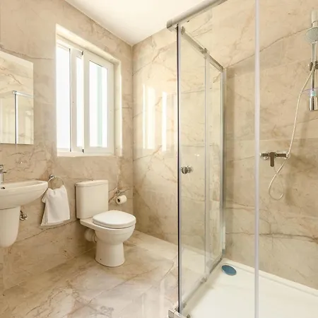 F42 Private Bedroom Ensuite Share Flat *